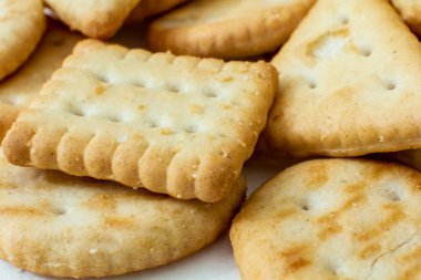 Çeşitli şekillerde kraker bisküvileri. Yakın plan..