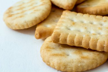 Çeşitli şekillerde kraker bisküvileri. Yakın plan..