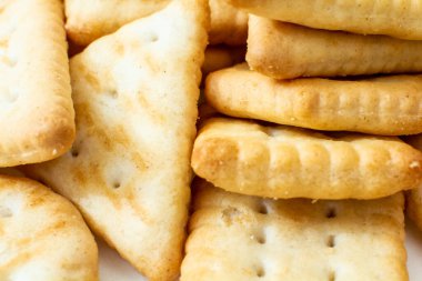 Çeşitli şekillerde kraker bisküvileri. Yakın plan..