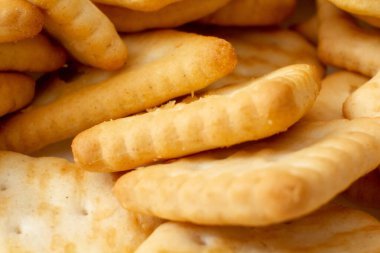 Çeşitli şekillerde kraker bisküvileri. Yakın plan..