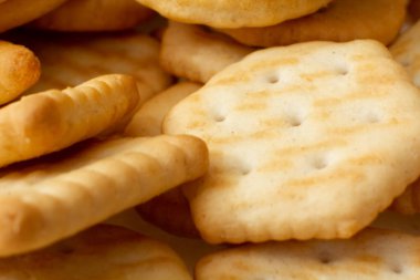 Çeşitli şekillerde kraker bisküvileri. Yakın plan..