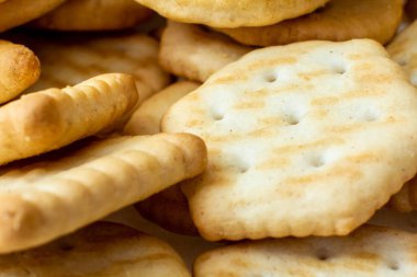 Çeşitli şekillerde kraker bisküvileri. Yakın plan..