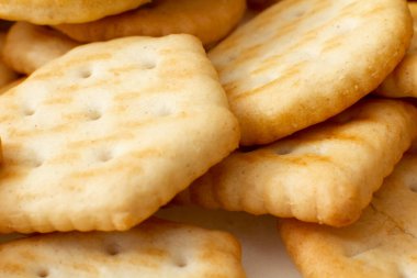 Çeşitli şekillerde kraker bisküvileri. Yakın plan..