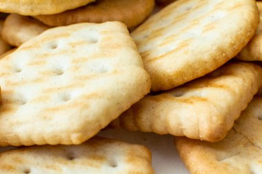 Çeşitli şekillerde kraker bisküvileri. Yakın plan..