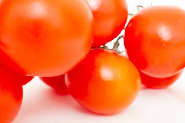 Gros Plan Sur Les Tomates Cerises Sur Fond Blanc — Photo