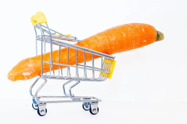 Uma Cenoura Uma Cesta Supermercado — Fotografia de Stock