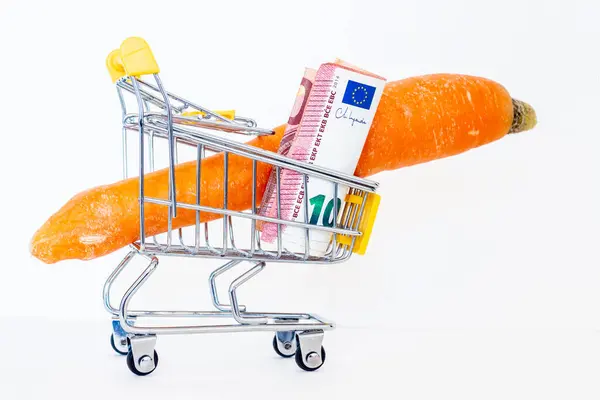 Uma Cenoura Euros Uma Cesta Supermercado — Fotografia de Stock