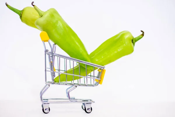 Πράσινες Πιπεριές Καλάθι Για Τους Καταναλωτές — Φωτογραφία Αρχείου