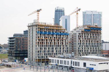 06.04.2023 Bratislava. Slovakya. Büyük, çok katlı bir bina. İnşaat devam ediyor. Gökdelenlerin inşası.
