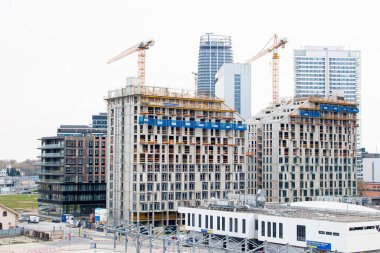 06.04.2023 Bratislava. Slovakya. Büyük, çok katlı bir bina. İnşaat devam ediyor. Gökdelenlerin inşası.