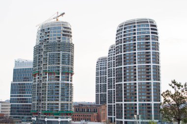 06.04.2023 Bratislava. Slovakya. Büyük, çok katlı bir bina. İnşaat devam ediyor. Gökdelenlerin inşası.