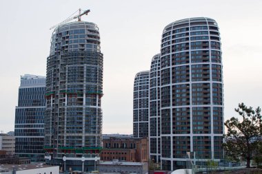 06.04.2023 Bratislava. Slovakya. Büyük, çok katlı bir bina. İnşaat devam ediyor. Gökdelenlerin inşası.