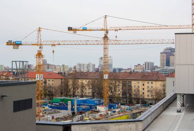 06.04.2023 Bratislava. Slovakya. Büyük, çok katlı bir bina. İnşaat devam ediyor. Gökdelenlerin inşası.