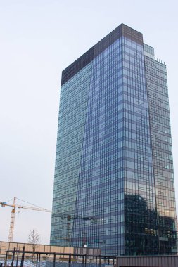 06.04.2023 Bratislava. Slovakya. Büyük, çok katlı bir bina, aşağıdan manzara. Jöleli gökdelen.