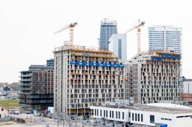 06.04.2023 Bratislava. Slovakya. Büyük, çok katlı bir bina. İnşaat devam ediyor. Gökdelenlerin inşası.