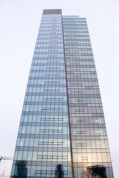 2023布拉迪斯拉发 斯洛伐克 大的多层建筑 从下面看 玻璃摩天大楼 — 图库照片