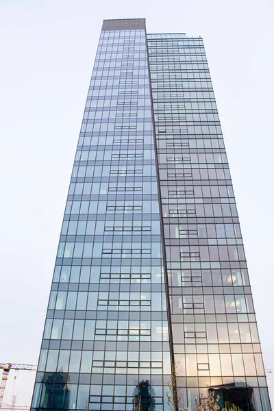 2023布拉迪斯拉发 斯洛伐克 大的多层建筑 从下面看 玻璃摩天大楼 — 图库照片