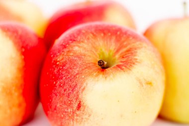 elmalar beyaz arkaplanda izole edilmiş.