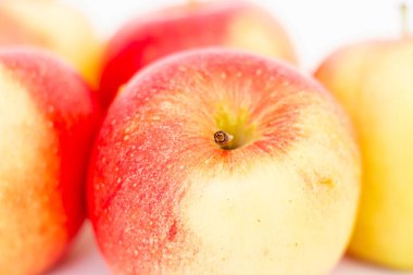 elmalar beyaz arkaplanda izole edilmiş.