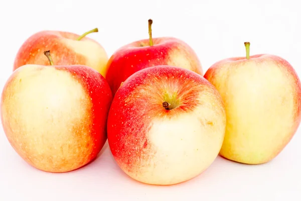 배경에 고립된 사과들 — 스톡 사진