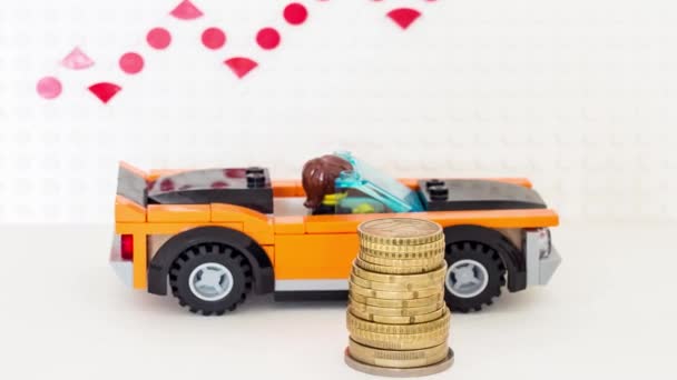 2024 Словакия Sala Автомобиль Lego Монетами Фоне Стрелок Роста Продаж — стоковое видео