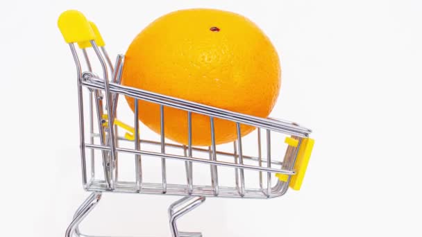 Πορτοκαλί Φρούτα Στο Καλάθι Των Καταναλωτών Άνοδος Των Τιμών Των — Αρχείο Βίντεο