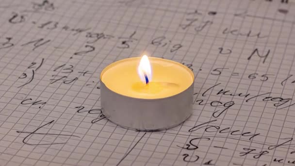 停电了 家里布置的作业是关于蜡烛的 小学数学问题和蜡烛 学校任务 — 图库视频影像