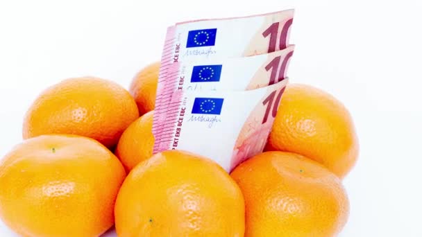 Billetes Euros Entre Las Mandarinas Sobre Fondo Blanco — Vídeos de Stock