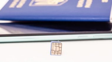 Cep telefonu ve Ukrayna pasaportunda Sim kart