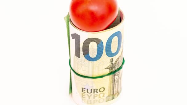 ユーロと小さなトマトを転がしました 白い背景で ウクライナでの戦争のためにヨーロッパでの価格の上昇 — ストック動画