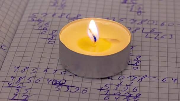 Διακοπή Ρεύματος Εργασίες Στο Σχολείο Είναι Για Κεριά Μαθηματικά Προβλήματα — Αρχείο Βίντεο