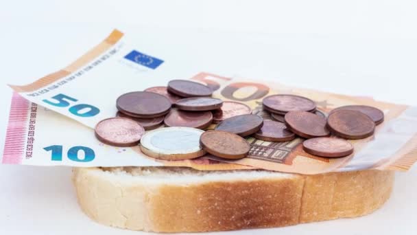 パンとユーロ紙幣の硬貨の破片 ウクライナでの戦争による価格上昇 — ストック動画