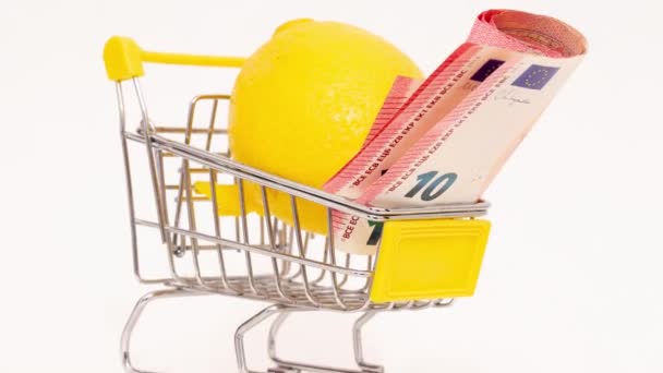 Limão Uma Cesta Supermercado Contra Fundo Uma Seta Crescimento — Vídeo de Stock