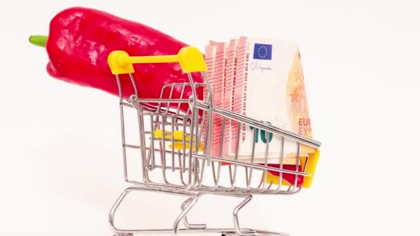 Pimenta Vermelha Com Euros Uma Cesta Supermercado Fundo Branco — Vídeo de Stock