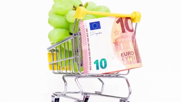 在通胀增长箭的背景下 用欧元钞票在消费篮子中的葡萄 乌克兰战争导致的粮价上涨 — 图库视频影像