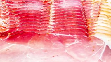 Çiğ domuz pastırması.