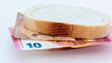 Avro banknotlu ekmek parçaları. Ukrayna 'daki savaş nedeniyle artan fiyatlar