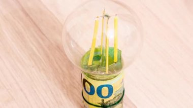 Avro banknotlarının arasına bir ampul yerleştiriliyor