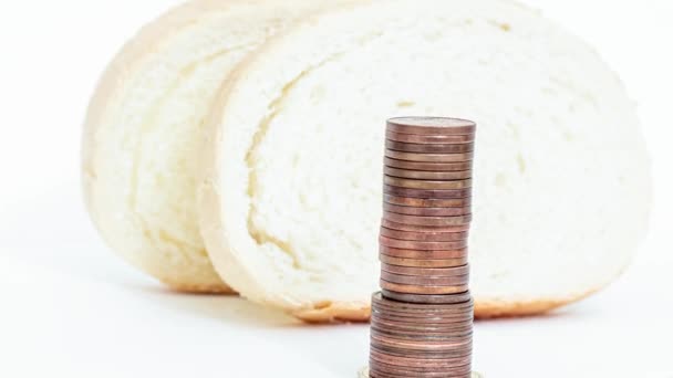 Кусочки Хлеба Колонна Монет Поблизости Рост Цен Европе Связи Войной — стоковое видео
