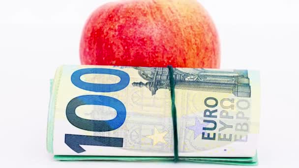 Ein Bündel Euro Banknoten Und Ein Apfel — Stockvideo
