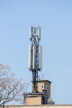 Çatıdaki cep telefonu sinyal alma istasyonları.