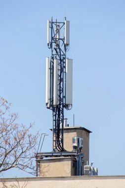 Çatıdaki cep telefonu sinyal alma istasyonları.