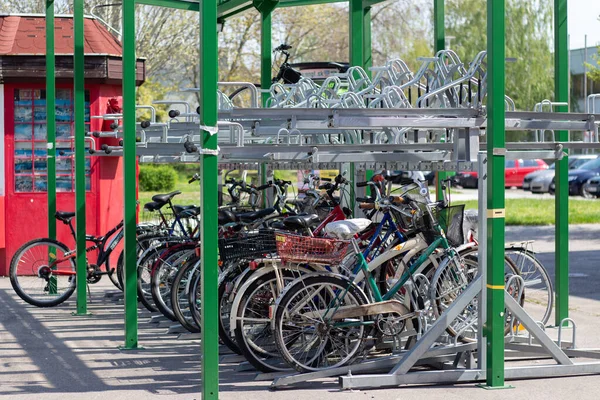 Fahrradabstellplatz Viele Fahrräder — Stockfoto