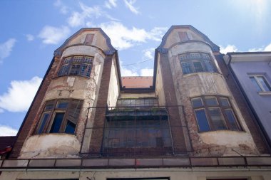 304.04.2023 Slovakya. Nitra. Şehir merkezinde terk edilmiş eski bir ev..