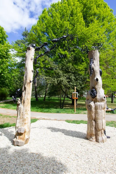 304.04.2023 Slovakya. Nitra. Şehir parkında park dekorasyonu.