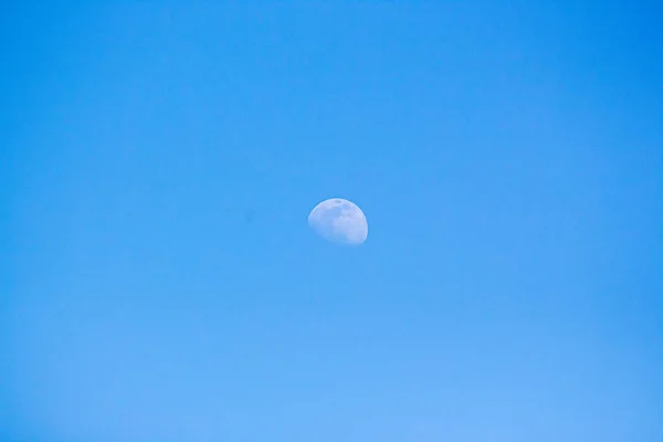 Дневная Луна Голубом Небе — стоковое фото