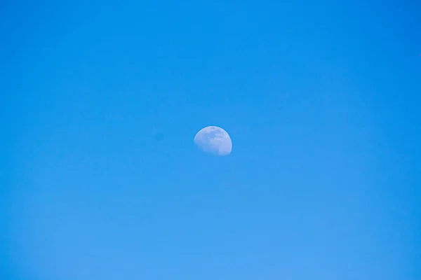 Overdag Maan Aan Blauwe Hemel — Stockfoto