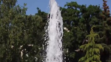 Çeşme yazın su döker.