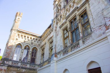 27.05.2023 Slovakya. Galanta. Neo-Gotik şato Esterhazy şehir parkında.