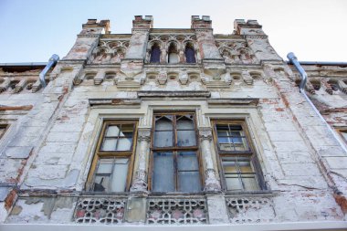27.05.2023 Slovakya. Galanta. Neo-Gotik şato Esterhazy şehir parkında.